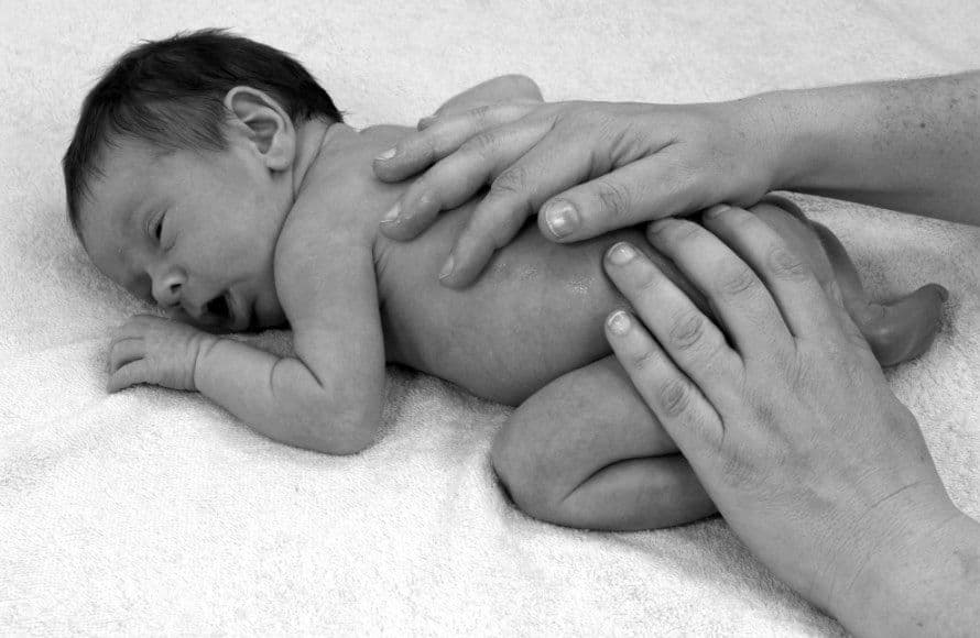 Les MASSAGES de Bébé: tendres moments de complicité et guérisseurs de maux